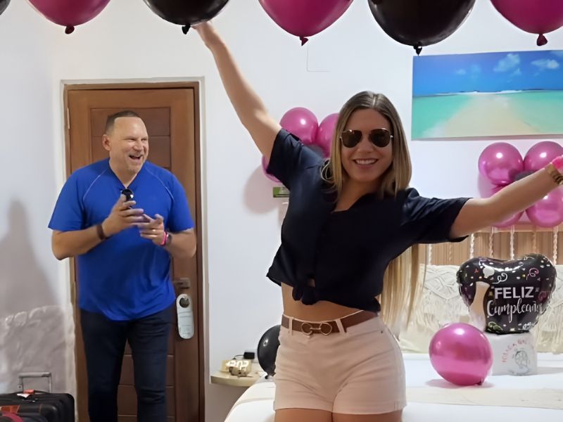 Celebración de cumpleaños en Posada Galápagos, habitación decorada en Los Roques.