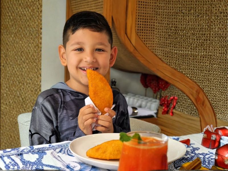Desayuno en Posada Galápagos con empanadas, parte de la gastronomía en Los Roques