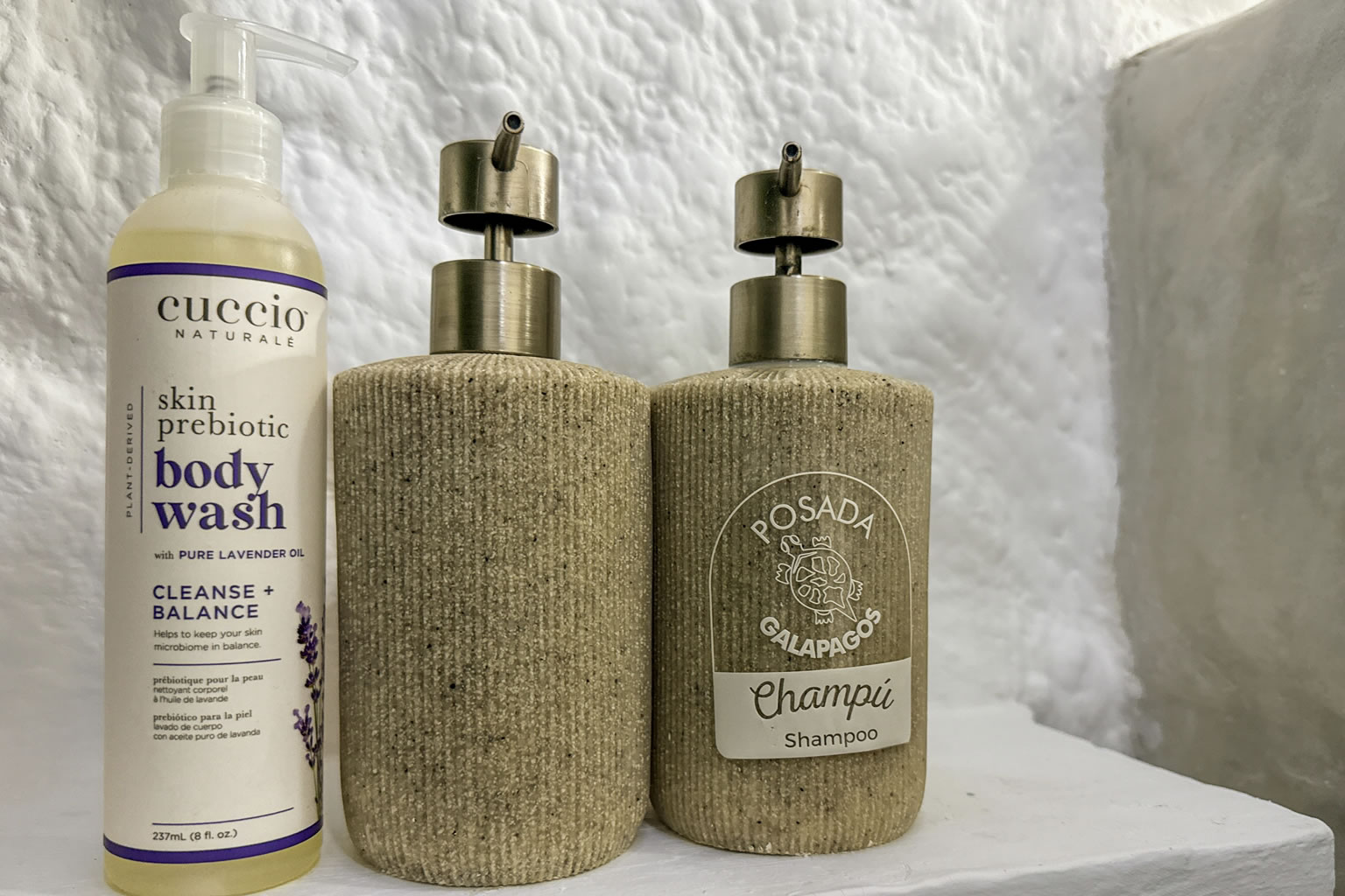 Amenities de baño en la suite de Posada Galápagos, pensados para el confort del huésped
