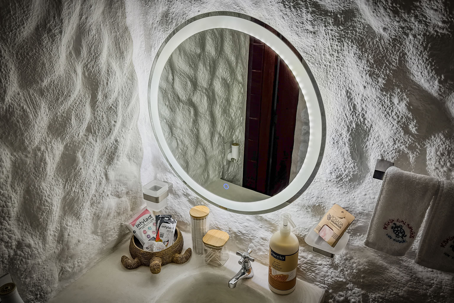 Baño de la habitación estándar en Posada Galápagos con amenities y diseño cuidado