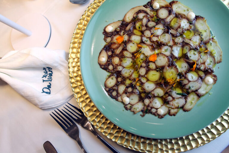 Plato gourmet servido en la cena de tres tiempos de Da Ivano Restaurant en Posada Galápagos, Los Roques