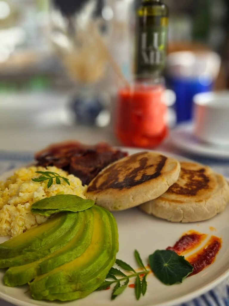 Desayuno completo servido a los huéspedes en Posada Galápagos, Los Roques