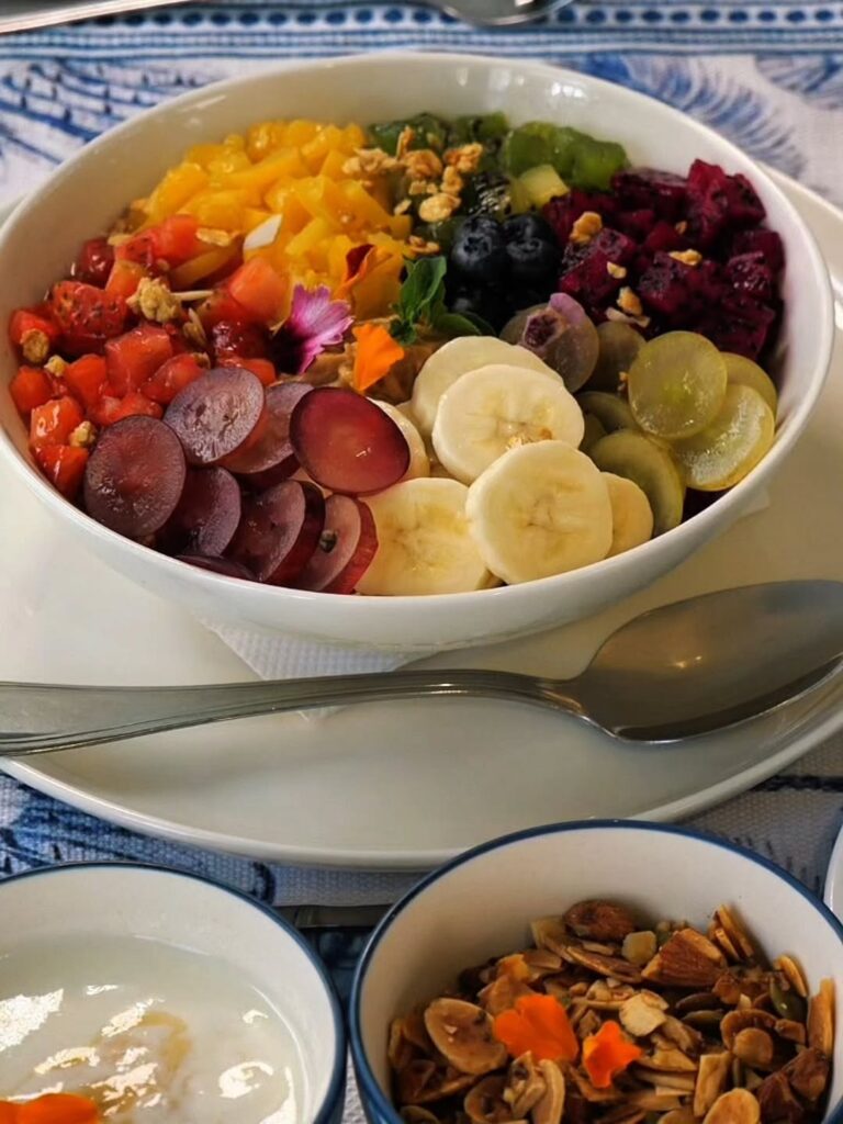 Desayuno variado y saludable servido a los huéspedes en Posada Galápagos, Los Roques