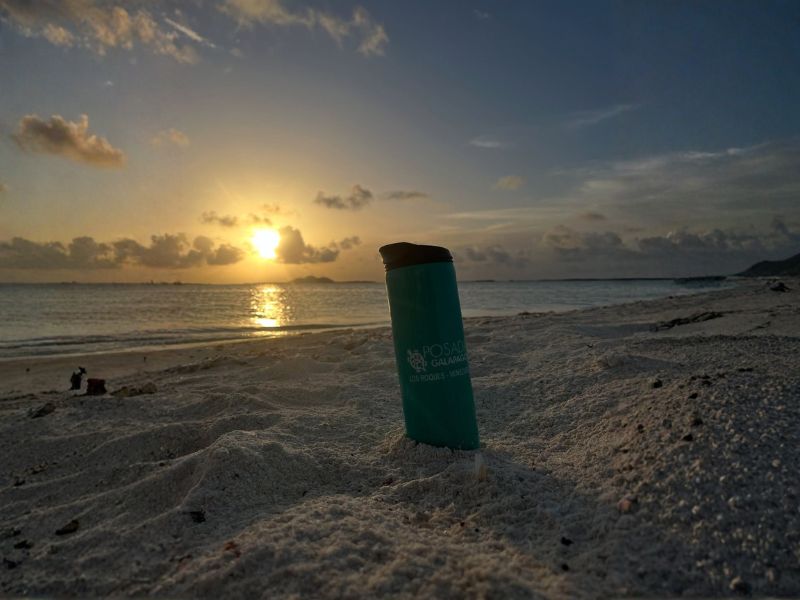 Atardecer en la playa durante diciembre en Los Roques con detalles de Posada Galápagos