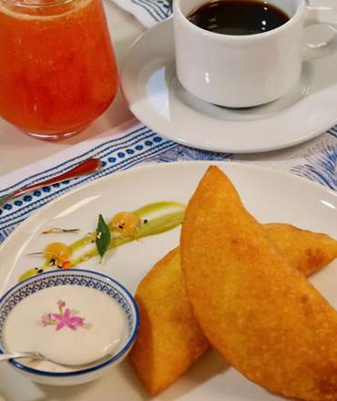 Empanadas servidas como parte del desayuno en Posada Galápagos, Los Roques