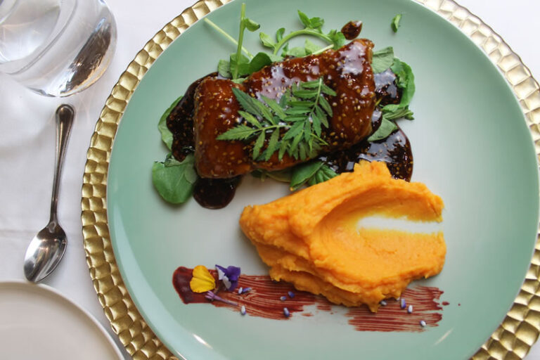 Plato principal servido como parte de la experiencia gastronómica en Posada Galápagos, Los Roques