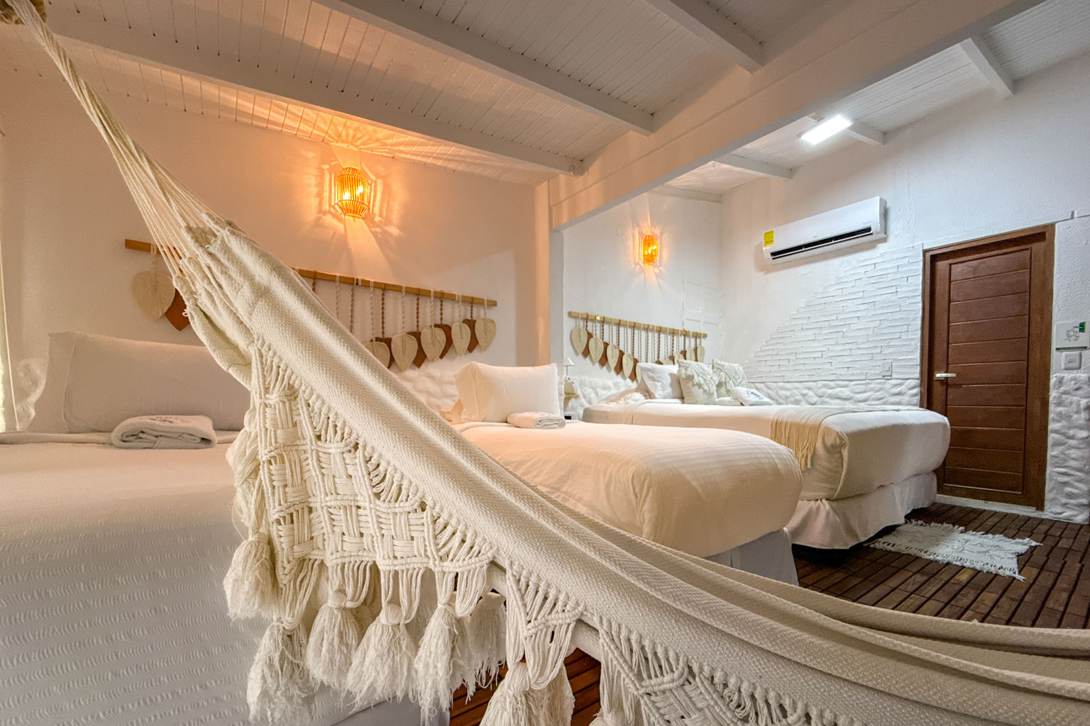 Detalle de la suite en Posada Galápagos con hamaca y camas amplias en Los Roques