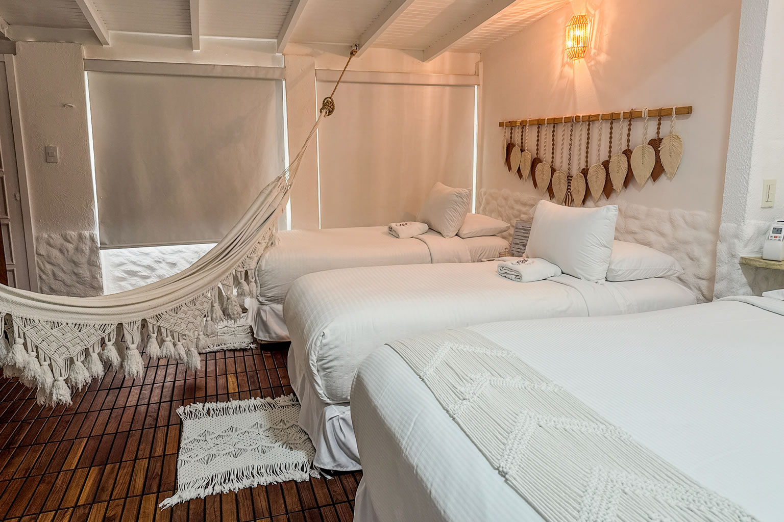 Suite de Posada Galápagos con camas amplias y ambiente acogedor en Los Roques