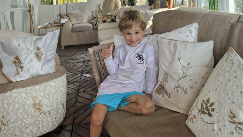 Niño disfrutando de una estadía familiar en Posada Galápagos en Los Roques, alojamiento adecuado para niños
