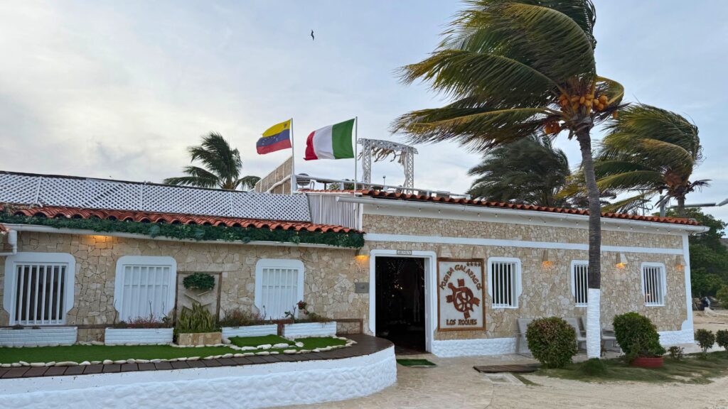 Fachada de Posada Galápagos en Gran Roque, Los Roques, Venezuela