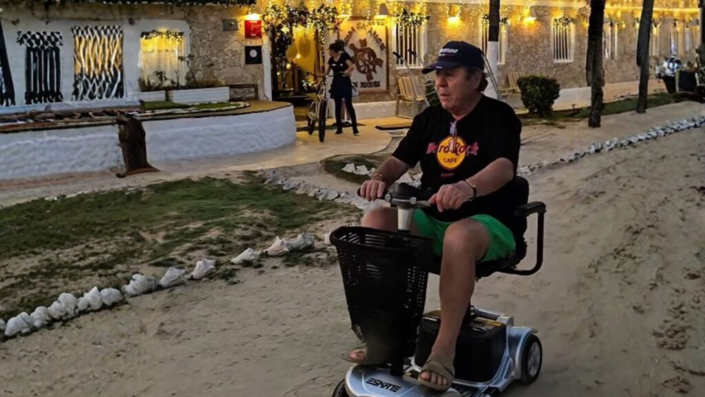Ivano en la mejor posada en Los Roques usando scooter para huéspedes