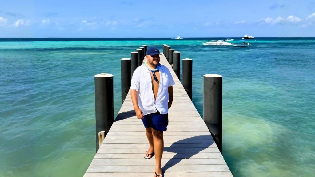 Visitar Los Roques Venezuela Gran Roque muelle caminando hacia el mar